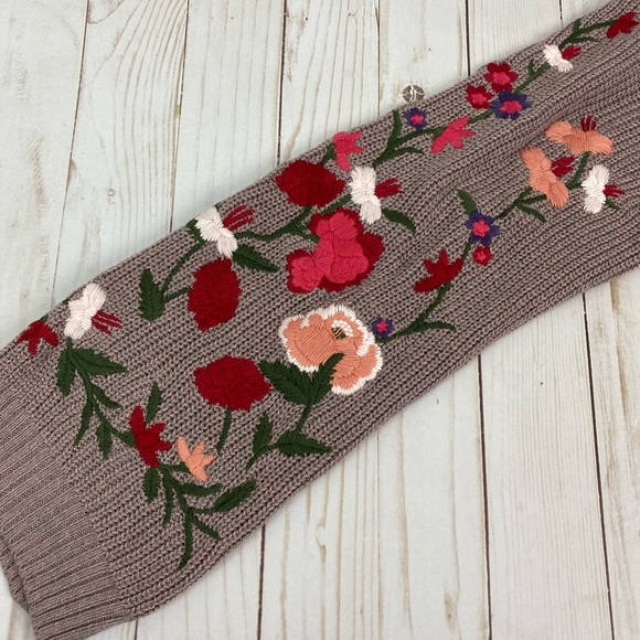 American Eagle Outfitters Floral Sweater NWT - Picture 7 of 7